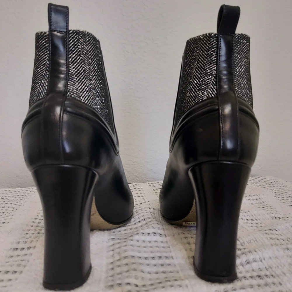 Alexander McQueen Chelsea Heeled Ankle Boots - Picture 4 of 5